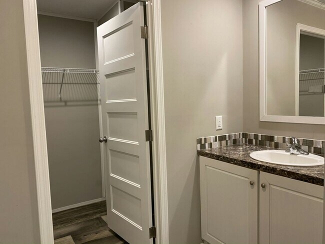 Building Photo - 2614 Azalea Pl