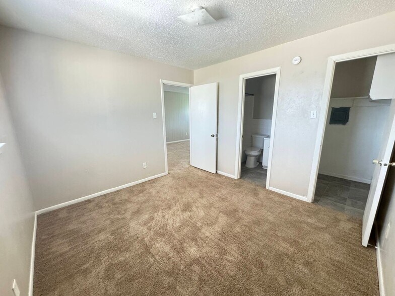 Building Photo - 302 Wolf St