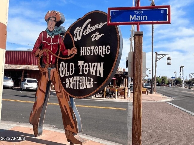 Building Photo - 8737 E Fairmount Ave