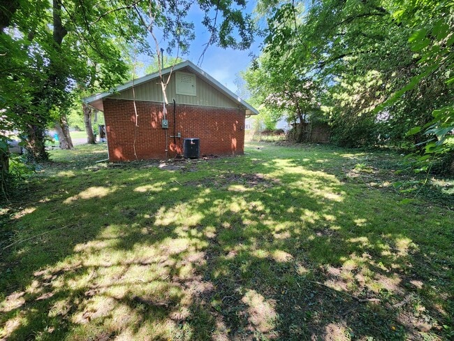Building Photo - Spacious 3-Bedroom, 1-Bathroom Home AVAILA...