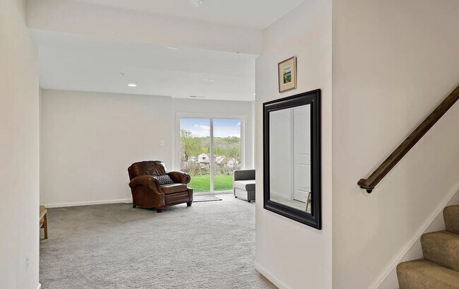 Building Photo - Beautifully maintained SFH in convenient F...
