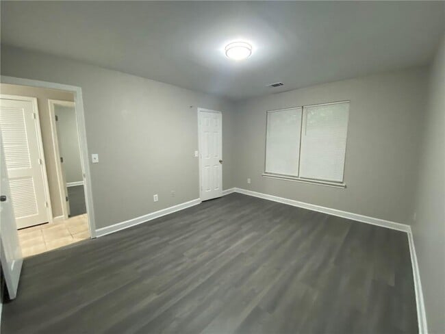 Building Photo - 130 River Pointe Ct SW