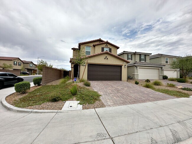 Building Photo - 4 BEDROOM + LOFT HOME IN GATED COMMUNITY