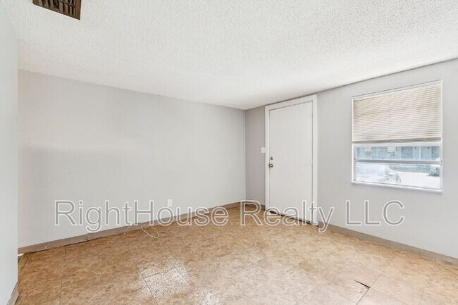 Building Photo - 2430 Tanglewood St