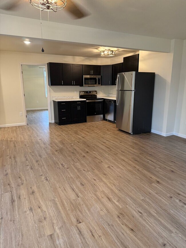 Building Photo - Renovated Apartments on Main Street in Mye...