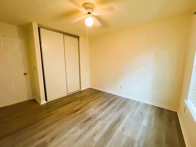 Building Photo - 107 S Village Knoll Cir