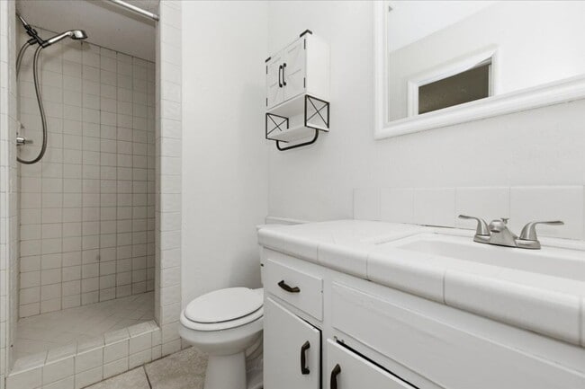 Building Photo - Prime Location for Busy Med Students