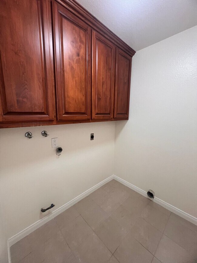 Building Photo - Camarillo - Single story, four bedroom, two bathroom home