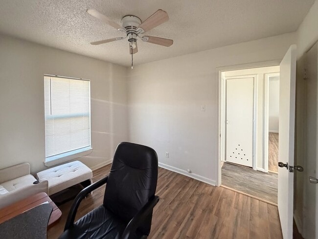 Building Photo - 1104 N Carrizo St