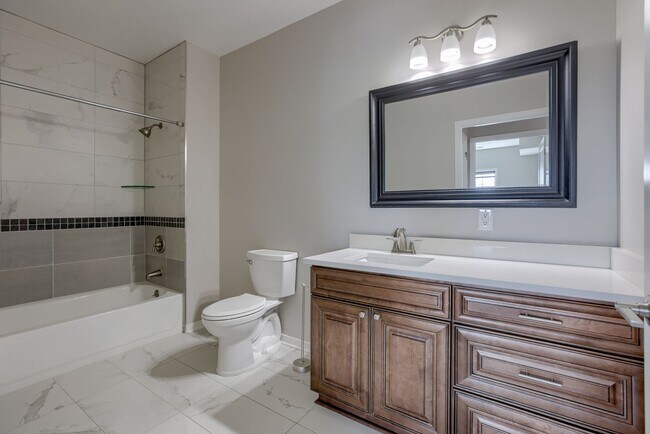 Building Photo - Must See Condo!!