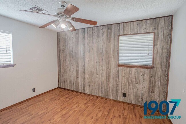 Building Photo - 1618 Village Dr