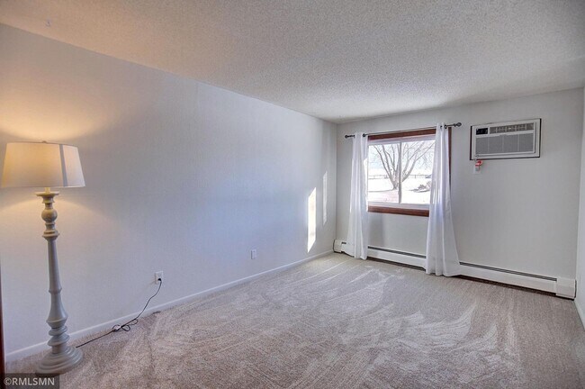 Building Photo - Spacious 2 bedroom, 1 Bath Condo in the Co...