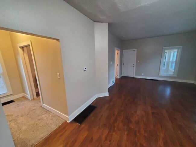 Building Photo - 2 Bedroom, 1 Bathroom home with front porch and fenced yard!