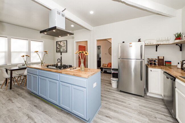 Building Photo - 3 BD 2.5 Bath Charming Home