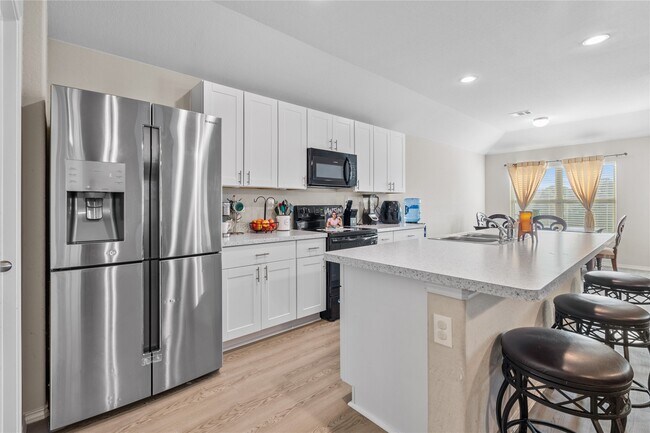 Building Photo - 634 W Fairway Lake Dr