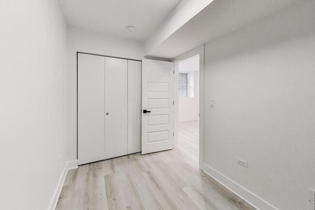 Building Photo - 3 bedroom in Chicago IL 60657