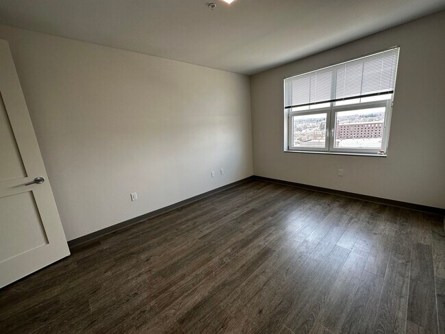 Building Photo - 409 Elm St