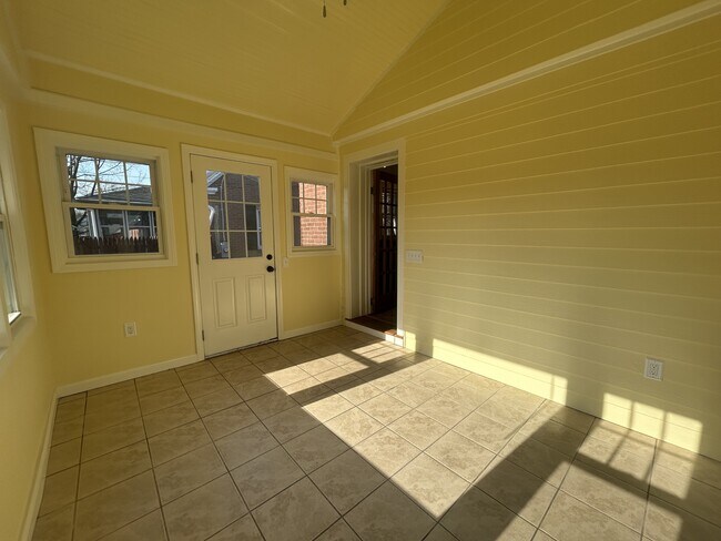 Building Photo - 25 Putnam Ave