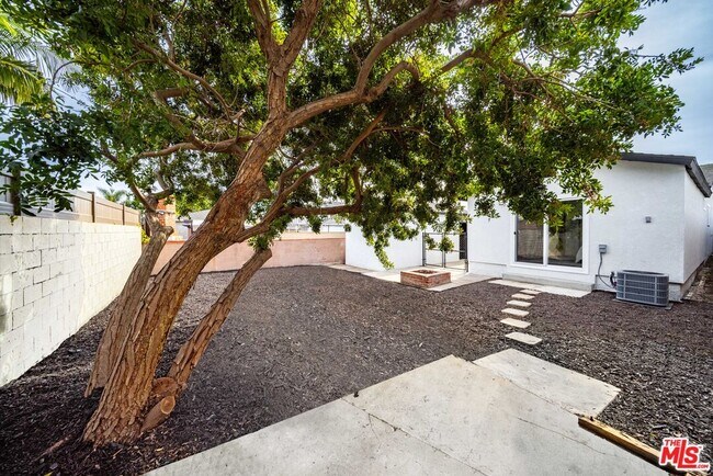 Building Photo - 1368 W Summerland Ave