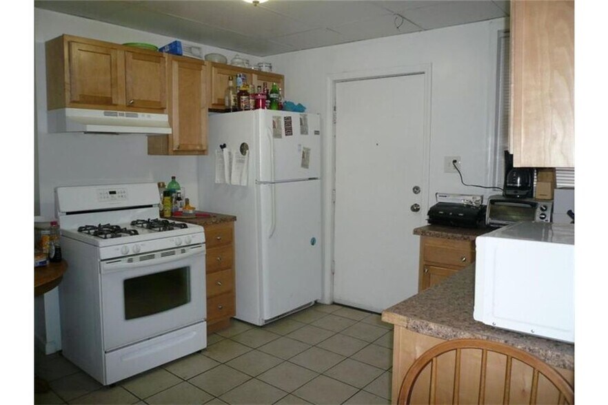 Building Photo - 154 Robinson St