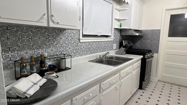 Building Photo - 255 Lexington Dr