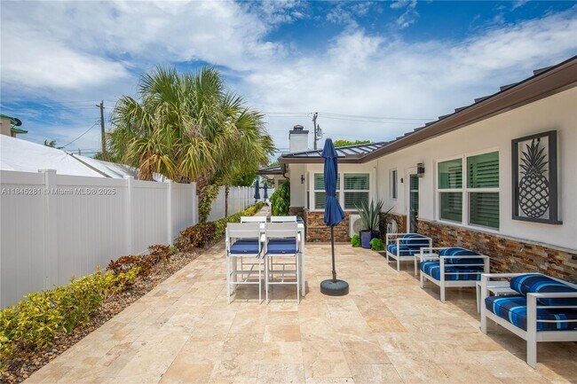 Building Photo - 4561 Poinciana St