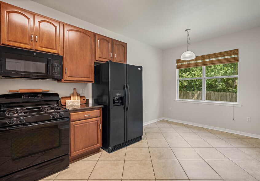 Breakfast Area - 2084 Dundee Loop N