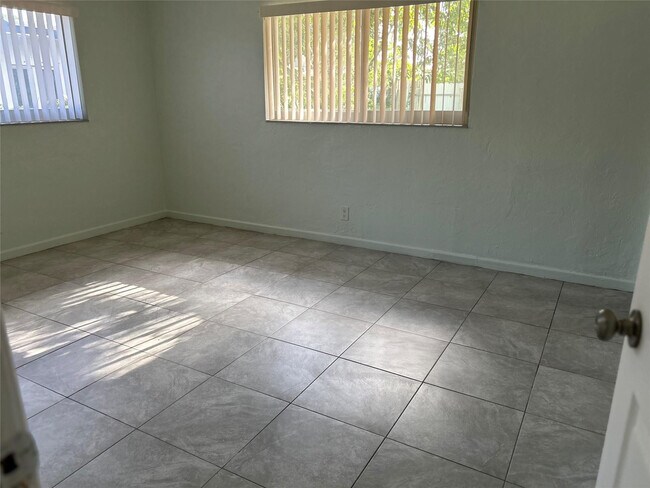 Building Photo - 701 W Evanston Cir