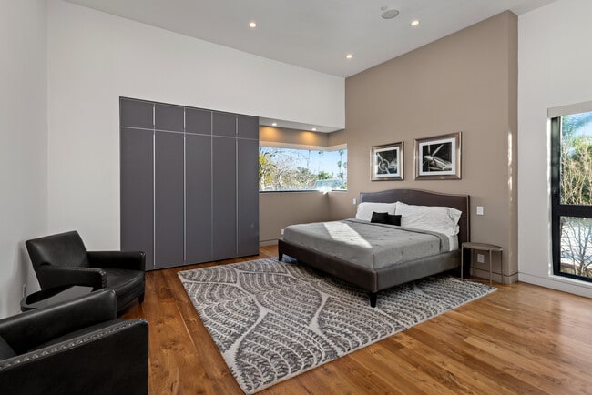 Building Photo - 623 N Edinburgh Ave