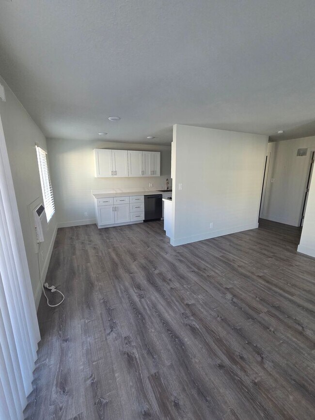 Building Photo - 400 S Saliman Rd