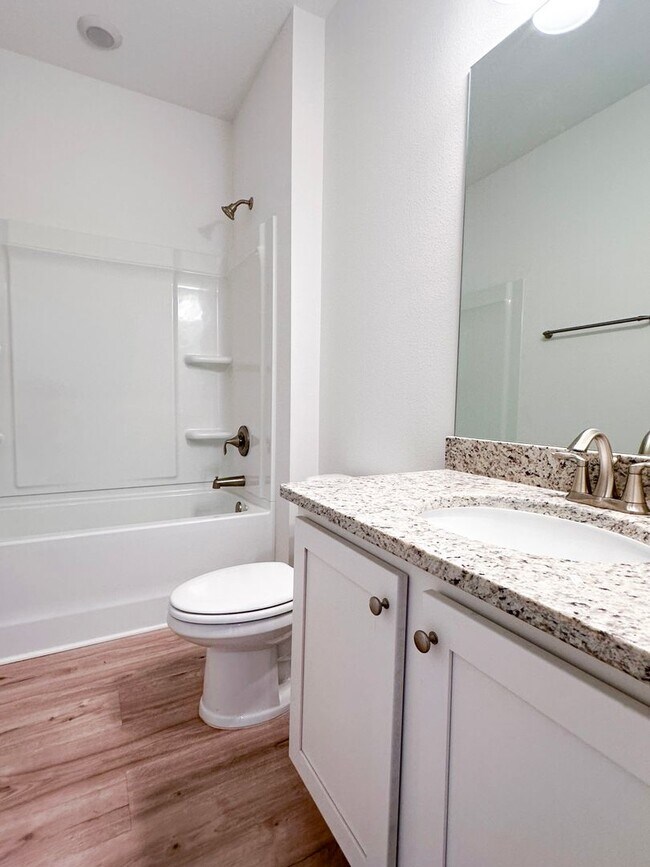 Building Photo - Single story 4 bedroom 2 bath home in Pres...