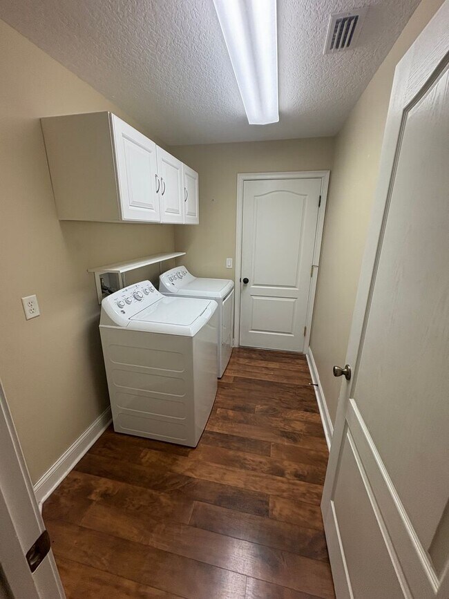 Building Photo - Grand Island 3/2 w/ Enclosed Backyard & Patio