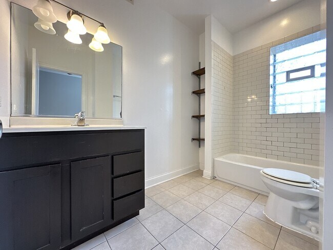 Building Photo - 4452 N Sheridan Rd