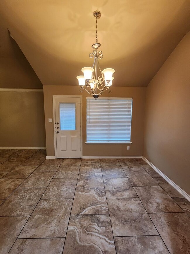 Building Photo - Beautiful 3 bed/2 bath Duplex off of Bunny...