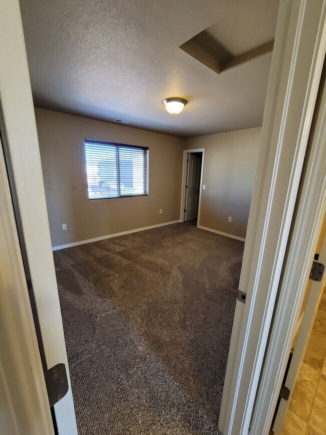 Building Photo - Spacious 4 Bedroom for Rent on Desert Lily