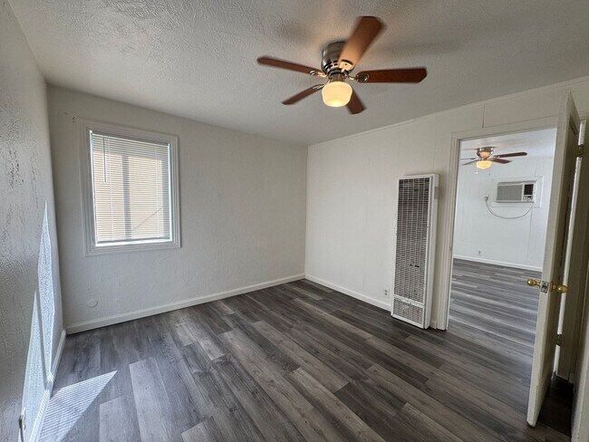 Building Photo - Cute One Bedroom Cottage with Parking Space