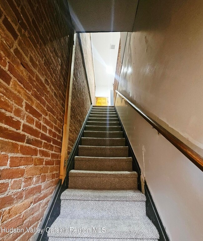 Building Photo - 305 Main St