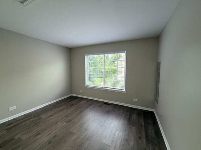 Building Photo - Beautiful and cozy home with 3 bedrooms and 2 full bathrooms and finished basement
