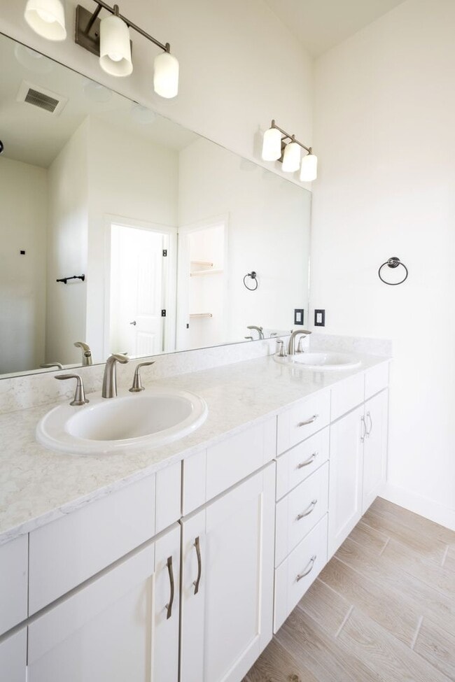 Building Photo - Stunning 3-Bedroom Home with Mountain Views in Tessera