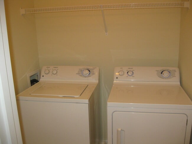 Building Photo - Spacious 3 bedroom townhouse in Dove Creek Subdivision!        20260504