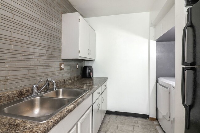 Building Photo - 21S S Fernwood Dr