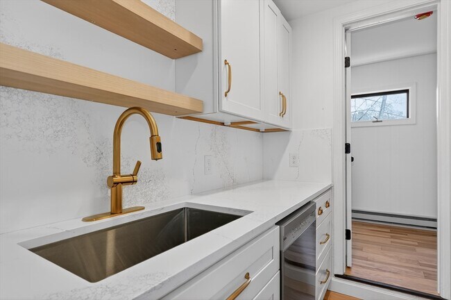 Building Photo - 28 Ekman St