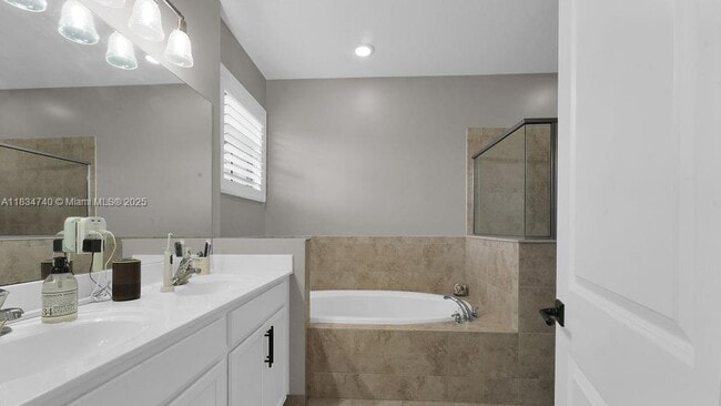 Building Photo - 9595 Town Parc Cir N