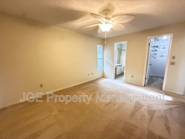 Building Photo - 8228 SE Croft Cir