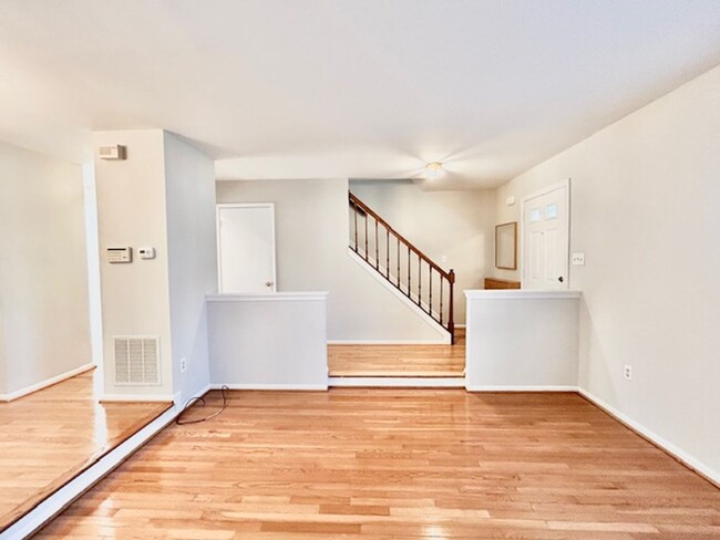 Building Photo - Spacious and bright 3BR/2.5BA townhouse wi...