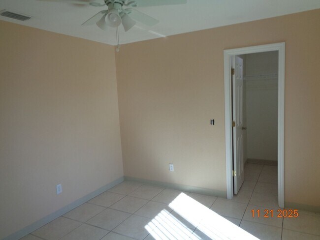 Building Photo - VERY WELL MAINTAINED FLORIDA SHORES 2BR 1BA DUPLEX FOR RENT