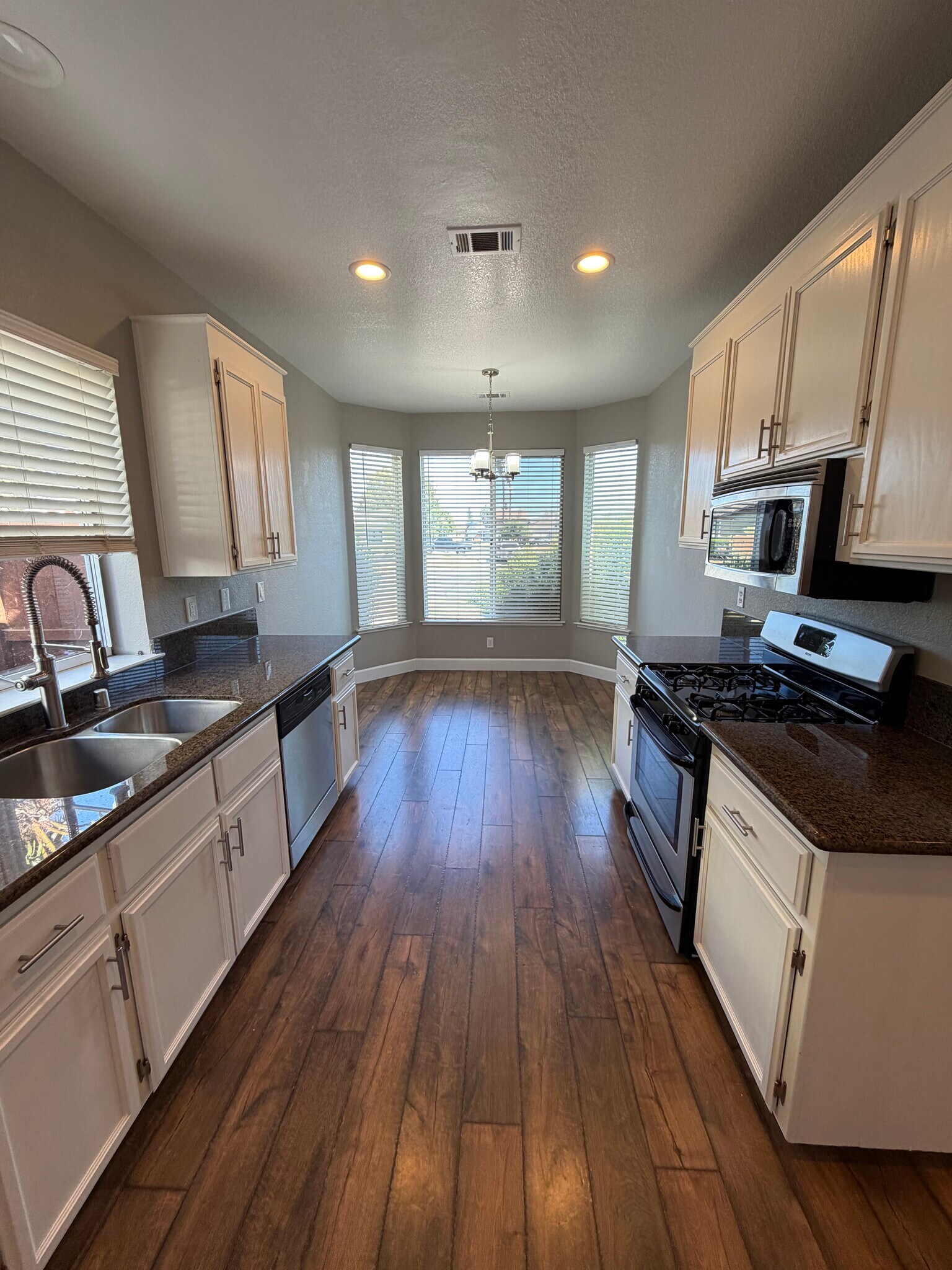Building Photo - 1605 Paseo Flores Dr