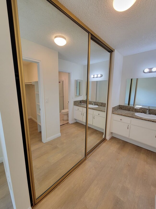 Building Photo - TOWNHOME FOR LEASE: 3 Bed / 2 Bath / 2-car Garage / Laundry hookups / Swimming Pool