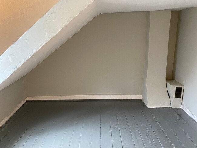 Building Photo - Charming 2 Bedroom Home in Chestnut Hill!