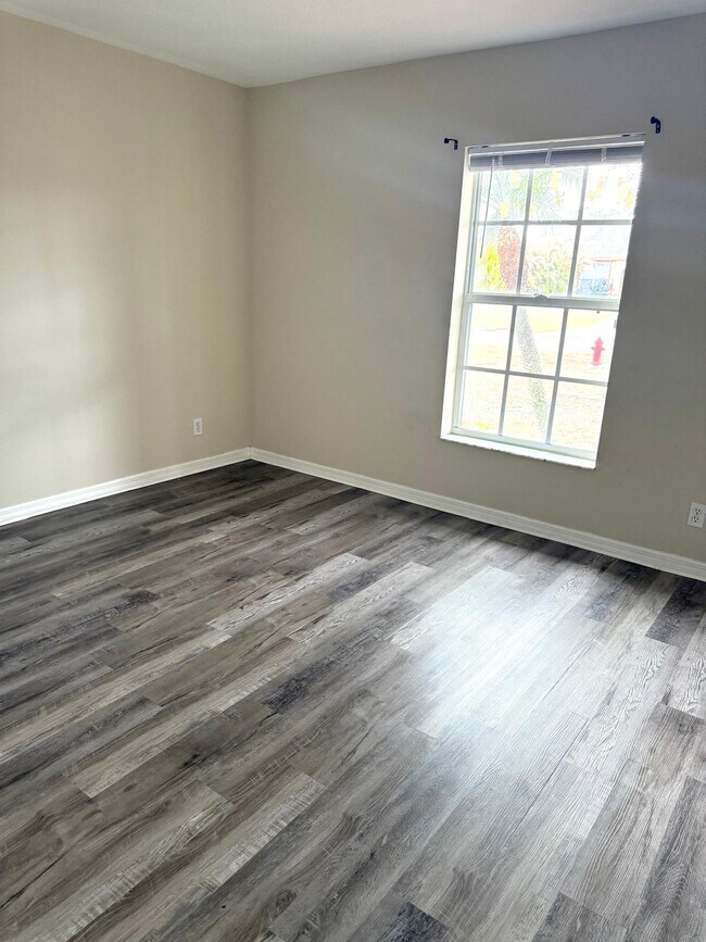 Building Photo - 549 SW Prater Ave